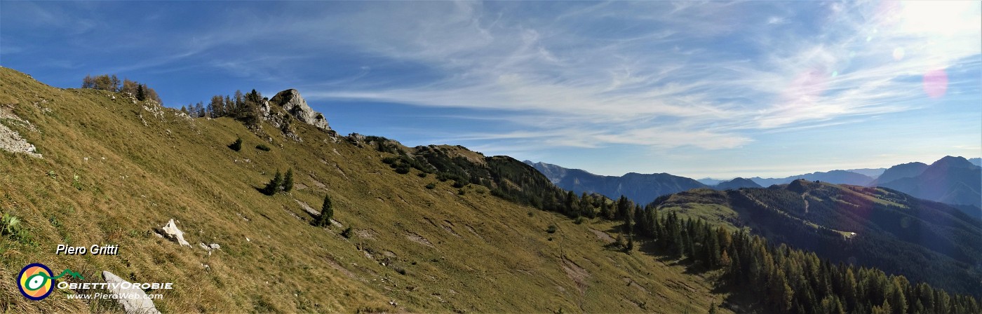 74 Dal Passo di Monte Colle (1938 m) scendo sul sent. 118 a Piazzatorre.jpg